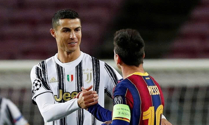 Ronaldo bắt tay Messi trong trận Juventus gặp Barca ở bảng G Champions League trên sân Camp Nou, thành phố Barcelona, Tây Ban Nha tối 8/12/2020. Ảnh: Reuters