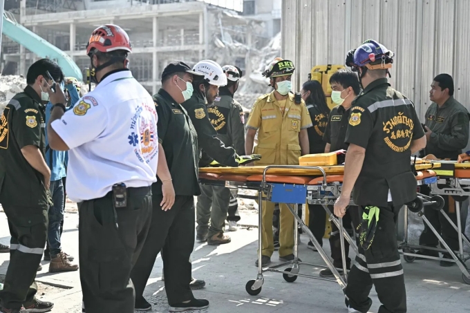 Lực lượng cứu hộ tại hiện trường vụ sập tòa nhà đang thi công ở Bangkok. Ảnh: AFP