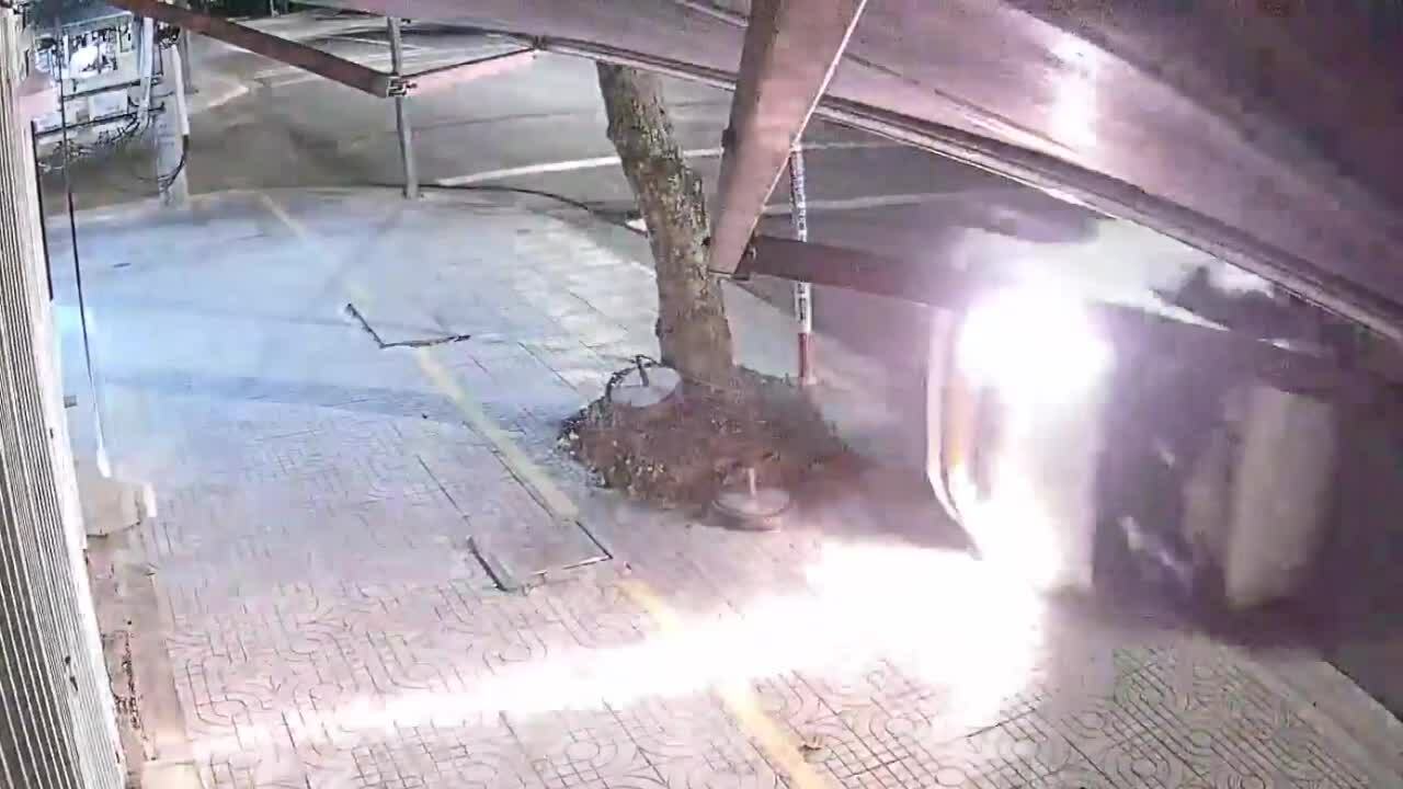 Môtô phân khối lớn tông lật xe tải