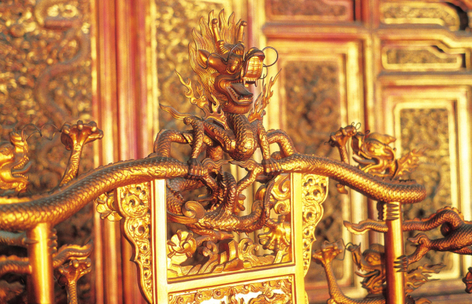 Hình rồng trên bảo tọa. Ảnh: DPM