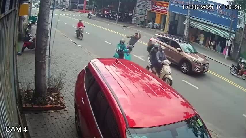Nữ tài xế xe ôm bị tấn công