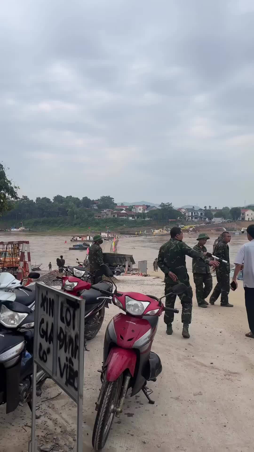 Nước cuốn trôi cầu phao Phong Châu