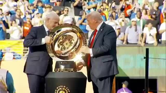 Ông Trump chiếm sân khấu trong lễ trao Cup của Chelsea