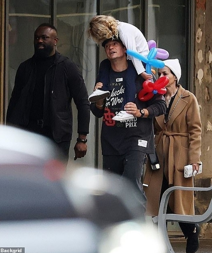 Orlando Bloom và con gái tại Perth (Australia) hôm 22/6. Ảnh: Backgrid