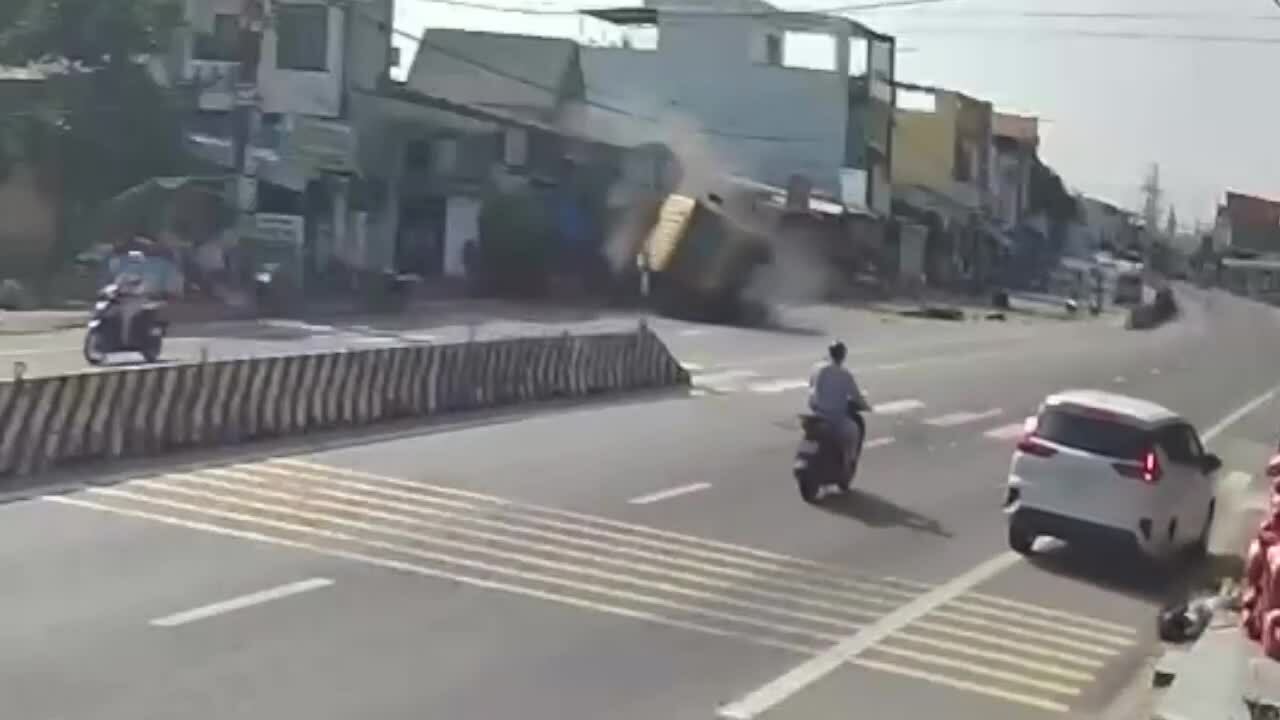 Xe tải lao vào nhà dân, gây tai nạn nghiêm trọng tại Quảng Ngãi