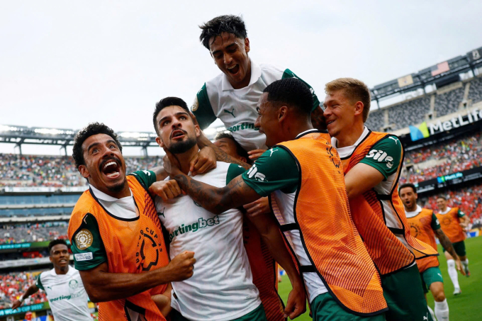 Các cầu thủ Palmeiras mừng bàn thắng trong trận thắng Al Ahly 2-0 ở lượt hai bảng A trên sân Metlife, East Rutherford, bang New Jersey, Mỹ ngày 19/6/2025. Ảnh: Reuters