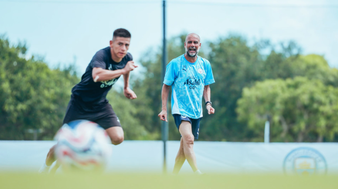 HLV Pep Guardiola chỉ đạo trong buổi tập của Man City ngày 21/6.