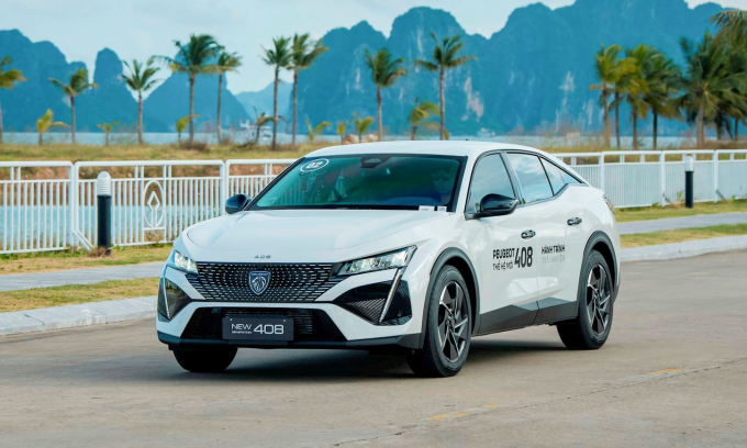 Peugeot 408 bản GT lăn bánh tại Quảng Ninh.