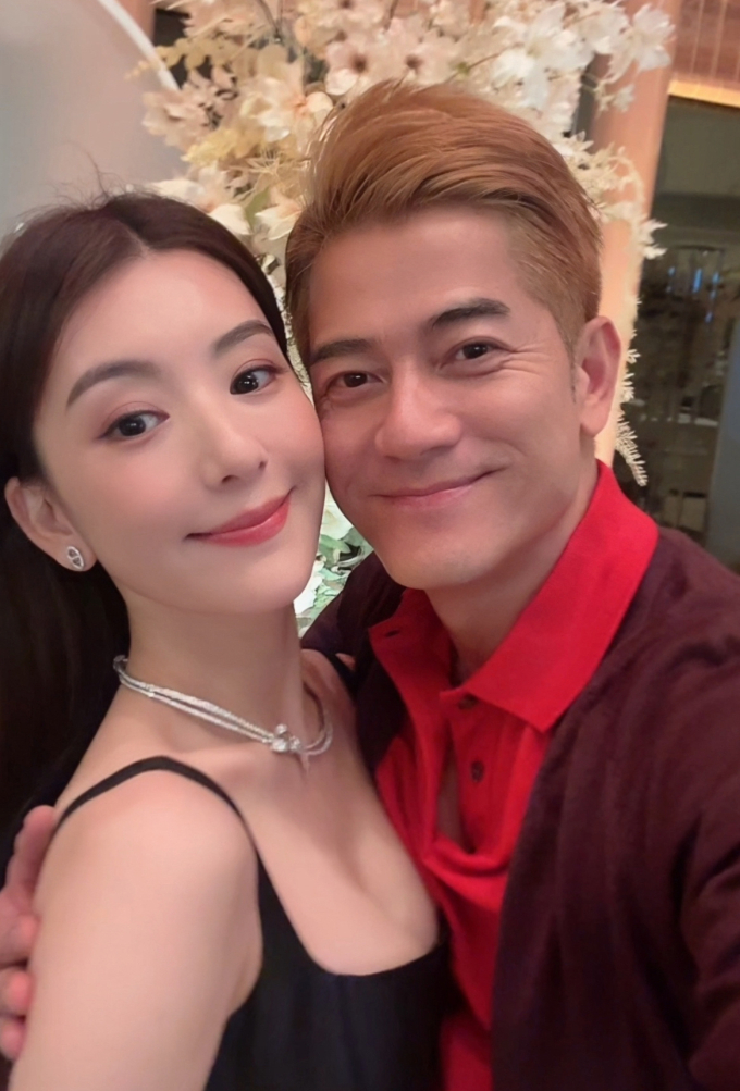 Phương Viên, 38 tuổi, bên Quách Phú Thành. Ảnh: HK01