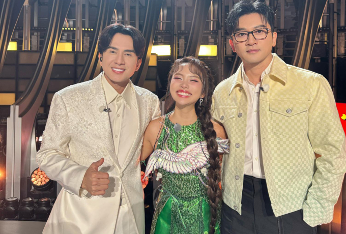 Phương Mỹ Chi giao lưu cùng giám khảo Tô Hữu Bằng và ca sĩ Đan Trường tại chương trình Sing! Asia.