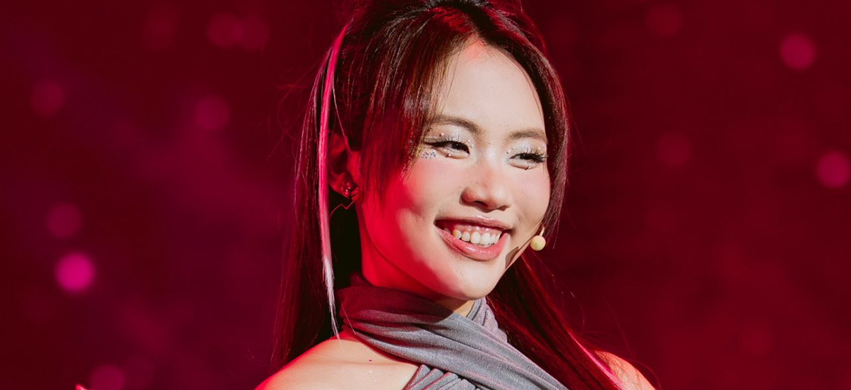 Phương Mỹ Chi trong tiết mục 'AAA' cùng liên quân 2 Em xinh
