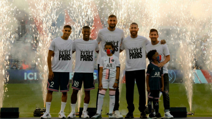 Các tân binh Hakimi, Wijnaldum, Donnarumma, Ramos và Messi được PSG ra mắt khán giả tại Parc des Princes ngày 14/8/2021.
