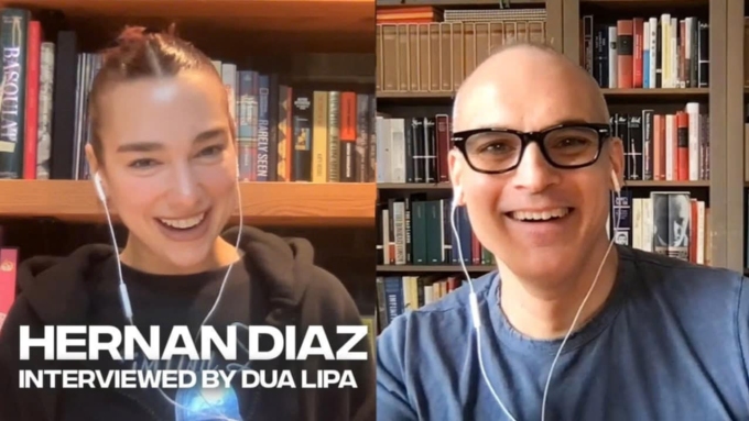 Dua Lipa phỏng vấn nhà văn Hernan Diaz. Ảnh: Youtube Service95