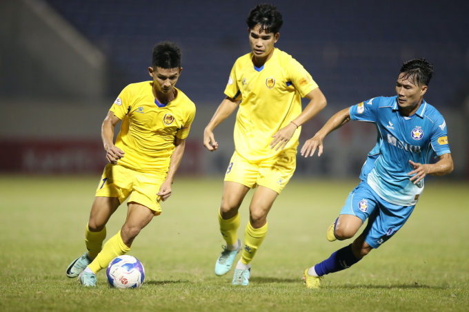 Quảng Nam (áo vàng) thắng Đà Nẵng 3-2 ở vòng 3 V-League-2024-2025, tại sân Hòa Xuân, Đà Nẵng ngày 29/9/2024. Ảnh: VPF
