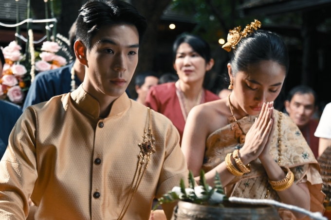 JJ Krissanapoom và Rima Thanh Vy trong cảnh nghi lễ kết hôn