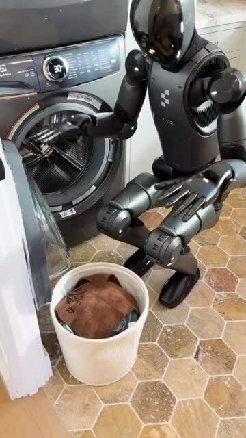 Robot hình người gây chú ý vì tự bỏ đồ vào máy giặt