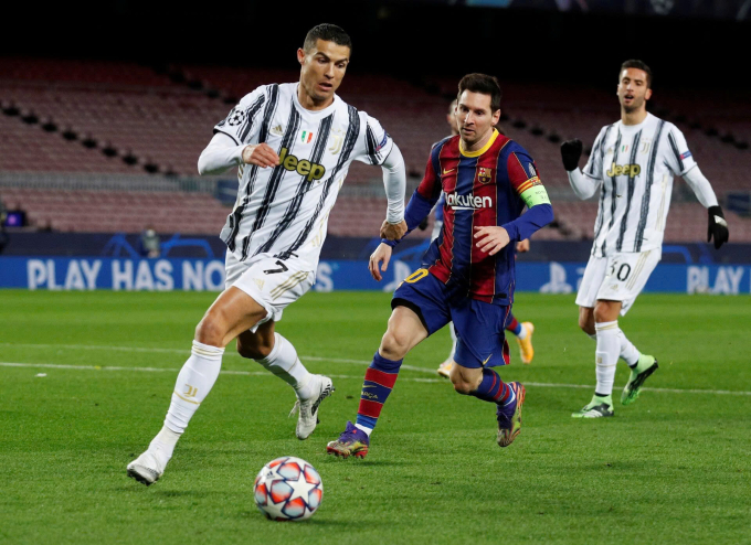 Ronaldo và Messi trong một trận đấu tại Champions League