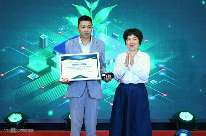 Bà Nguyễn Xuân Tú, Giám đốc Quỹ Hope trao giải Sáng kiến Xanh. Ảnh: Giang Huy