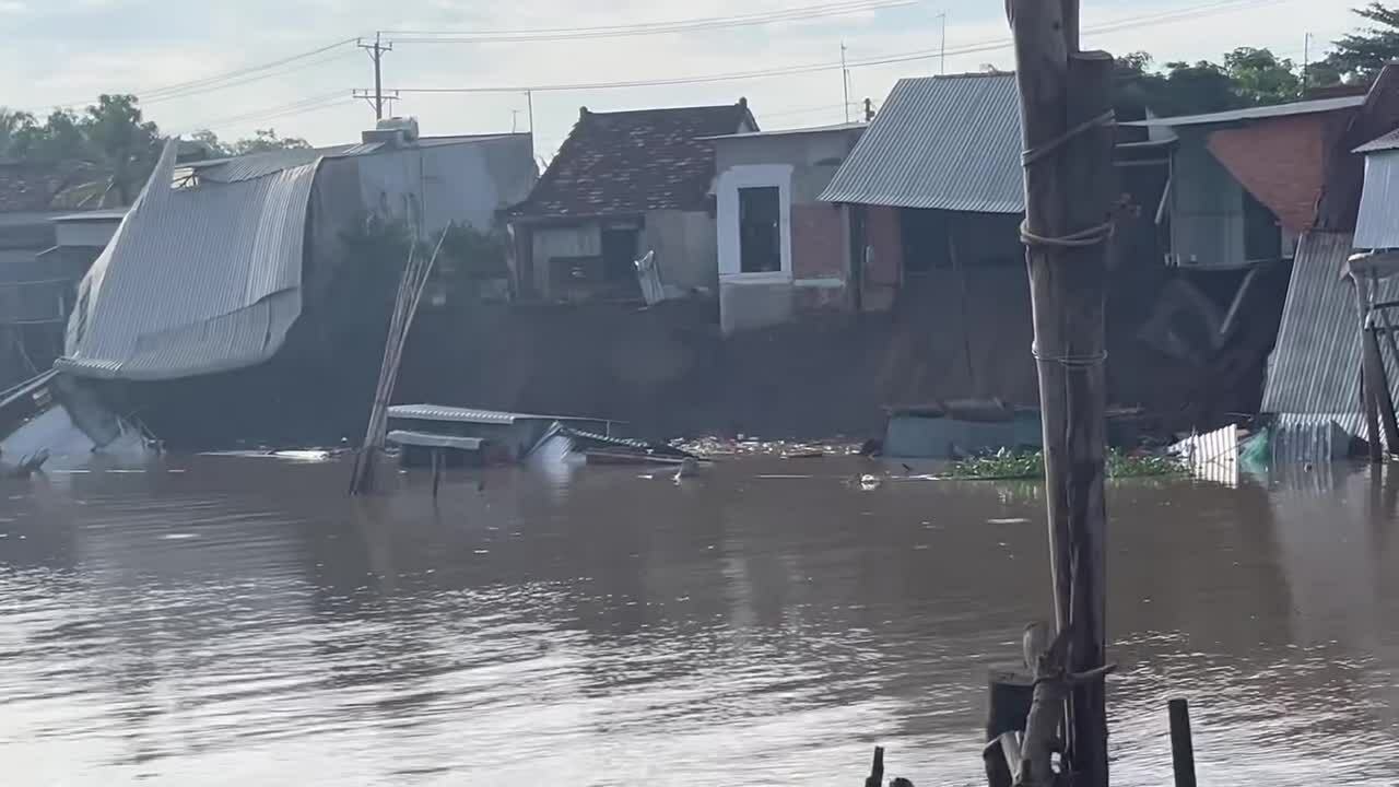 Sạt lở khiến 10 căn nhà ở An Giang rơi xuống sông