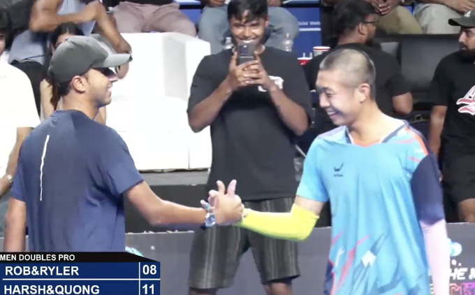 Quang Dương và Harsh mừng chức vô địch đôi nam tại giải Moonsoon Pickleball Championship tại Navi Mumbai, Ấn Độ, tối 3/8.