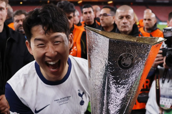 Son Heung-min mừng danh hiệu sau khi cùng Tottenham thắng Man Utd.