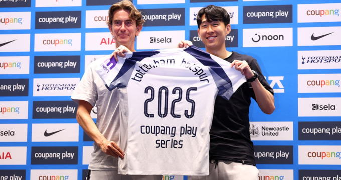 Son Heung-min và HLV Thomas Frank trong buổi họp báo.