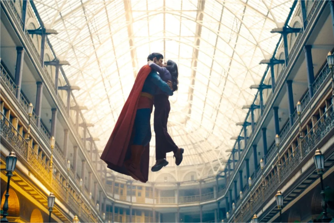 Cảnh nhân vật Người Thép hôn Lois Lane trong Superman.