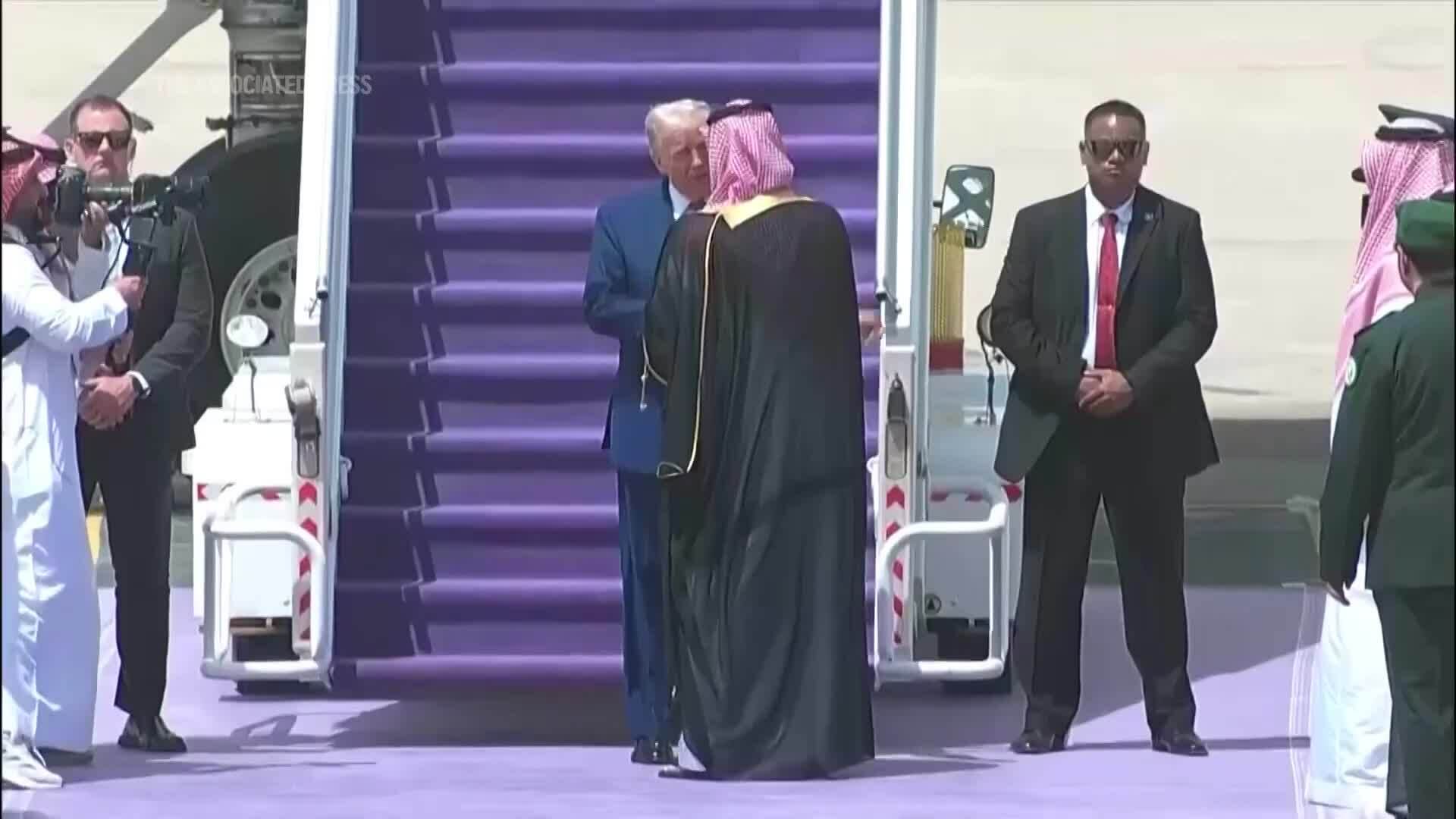 Thái tử Arab Saudi chào đón ông Trump tại sân bay