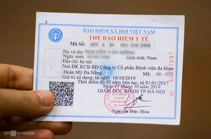 Mẫu thẻ BHYT giấy hiện vẫn được dùng trong khám chữa bệnh. Ảnh: Văn Đông