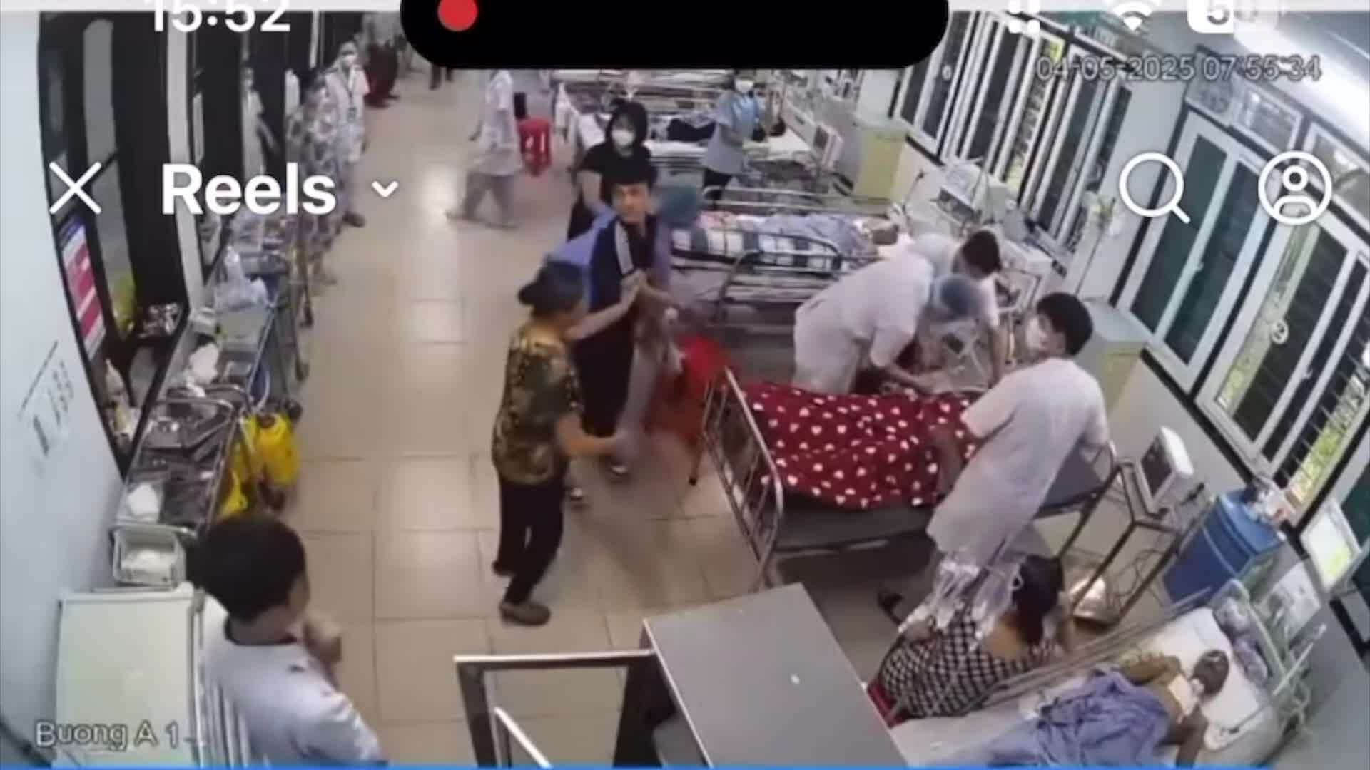 Thêm vụ hành hung bác sĩ cấp cứu