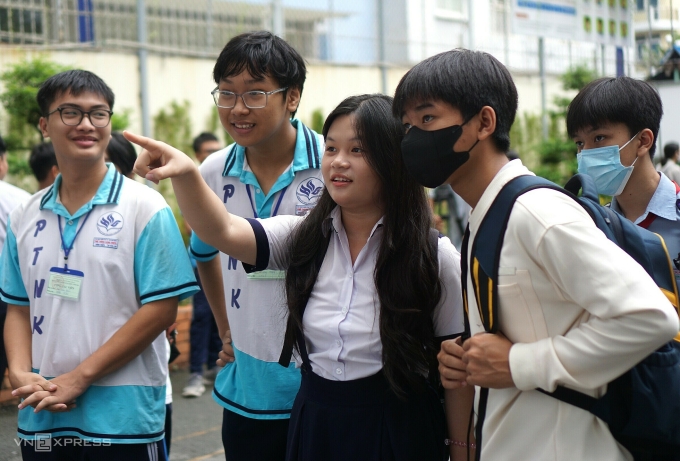 Thí sinh dự thi vào trường Phổ thông Năng khiếu xem thông tin, sơ đồ phòng thi, sáng 24/5.