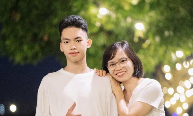 Lê Minh Đức chụp kỷ yếu cùng mẹ, tháng 10 năm ngoái. Ảnh: Nhân vật cung cấp
