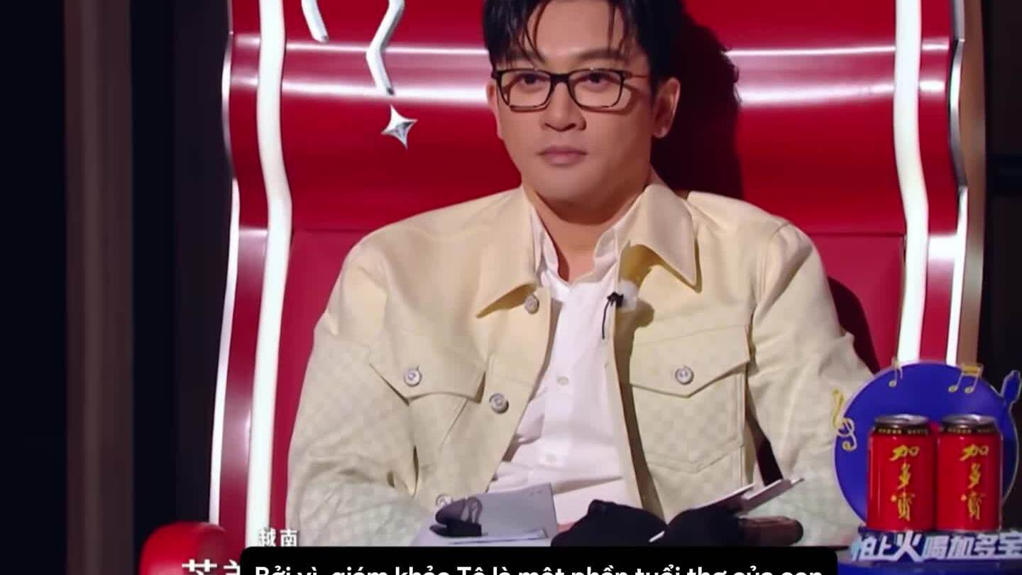 Tô Hữu Bằng thích thú xem Phương Mỹ Chi hát
