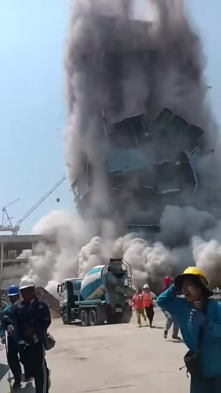 Tòa nhà đang thi công ở Bangkok đổ sập do động đất