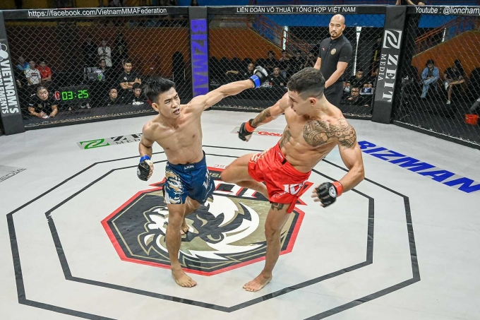 Trần Ngọc Lượng (trái) thắng knock-out kỹ thuật võ sĩ Brazil Felype Morais ở sự kiện LION Championship 17 tại nhà thi đấu Tây Hồ, Hà Nội, ngày 8/9/2024. Ảnh: LION
