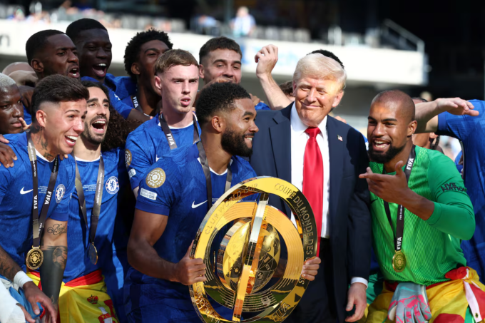 Tổng thống Mỹ Donald Trump đứng cạnh đội trưởng Chelsea Reece James trong lễ nâng Cup.