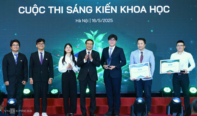 Thứ trưởng Khoa học và Công nghệ Lê Xuân Định (giữa) trao giải nhì cho 2 nhóm tác giả chuyên và không chuyên. Ảnh: Giang Huy