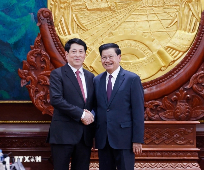 Chủ tịch nước Lương Cường bắt tay Tổng Bí thư, Chủ tịch nước Lào Thongloun Sisoulith.