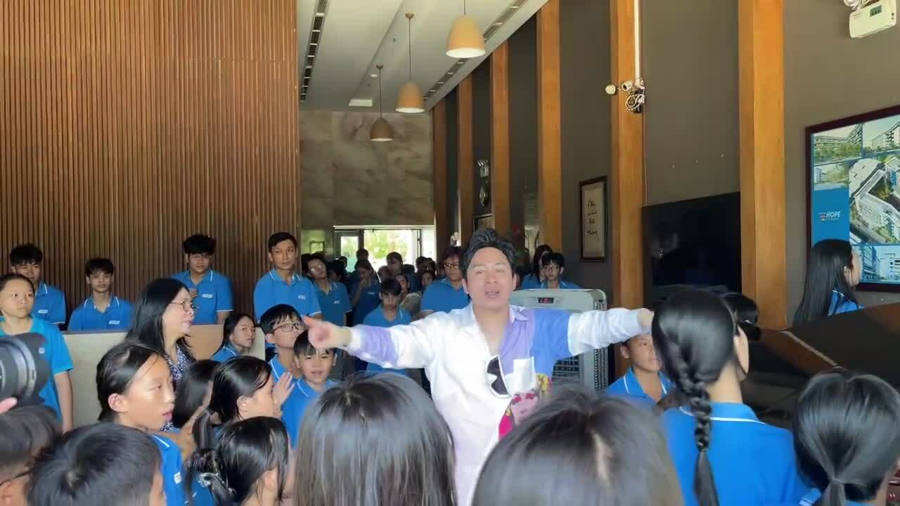 Tùng Dương hát cùng học sinh Trường Hy Vọng
