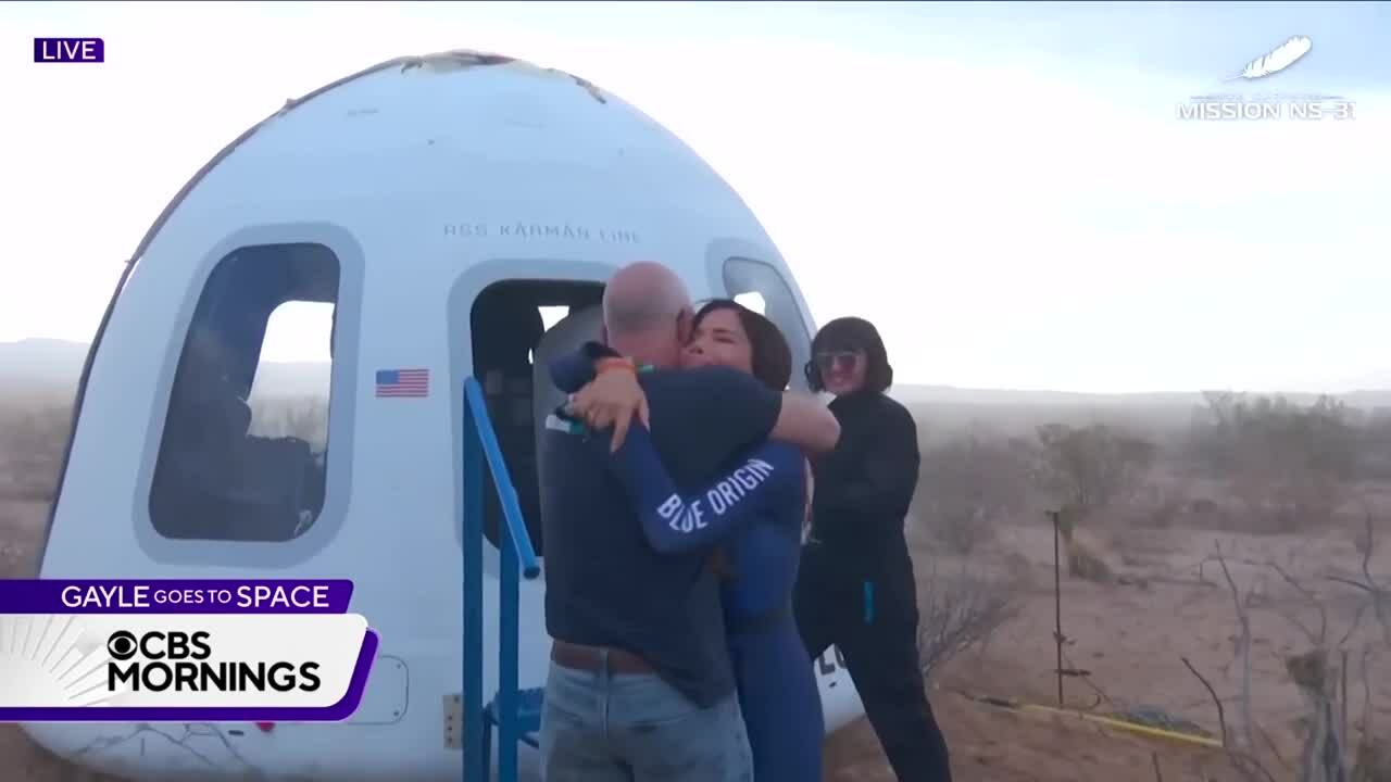 Tý phú Jeff Bezos đón bạn gái và phi hành đoàn trở về Trái Đất hôm 14/4.
