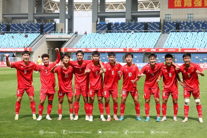 Chu Ngọc Nguyễn Lực (số 10) cùng các đồng đội Việt Nam mừng bàn ấn định chiến thắng 2-1 trước Arab Saudi ở lượt cuối giải giao hữu U16 CFA Team China 2025, tại sân Hohhot, Nội Mông, Trung Quốc ngày 1/6/2025. Ảnh: VFF