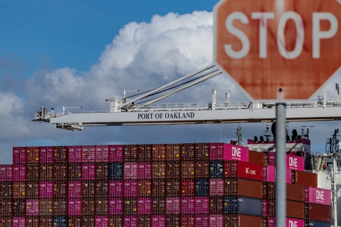 Tàu container tại cảng Oakland (California). Ảnh: Reuters