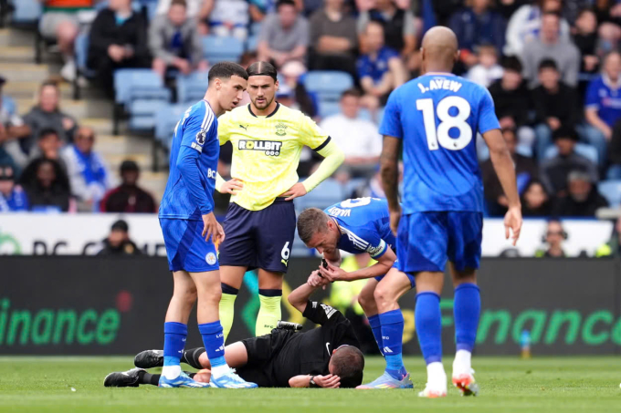 Vardy thổi còi của trọng tài David Webb trong trận Leicester thắng Southampton trên sân King Power, thành phố Leicester, vùng Đông Midlands, Vương quốc Anh, vòng 35 Ngoại hạng Anh ngày 3/5/2025. Ảnh: PA