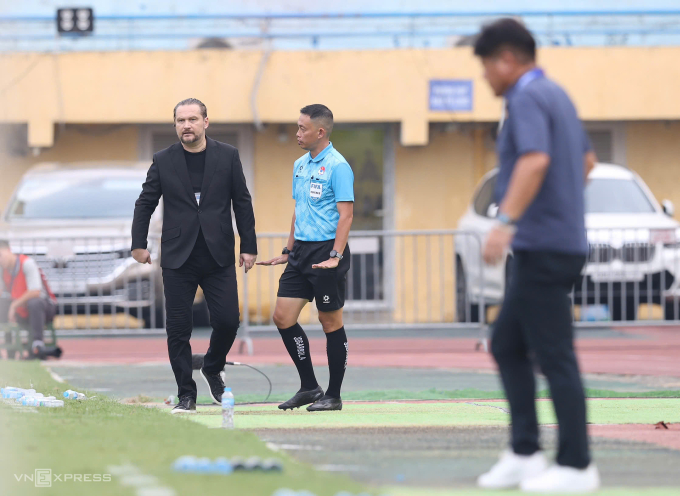 HLV Velizar Popov trong trận đấu với Hà Nội FC