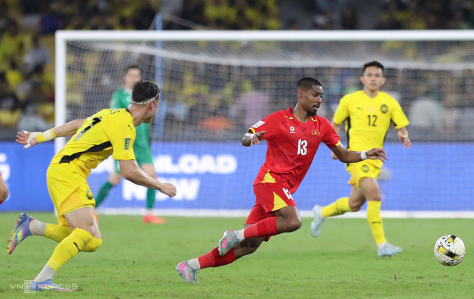 Cao Quang Vinh thi đấu trong trận thua Malaysia 0-4