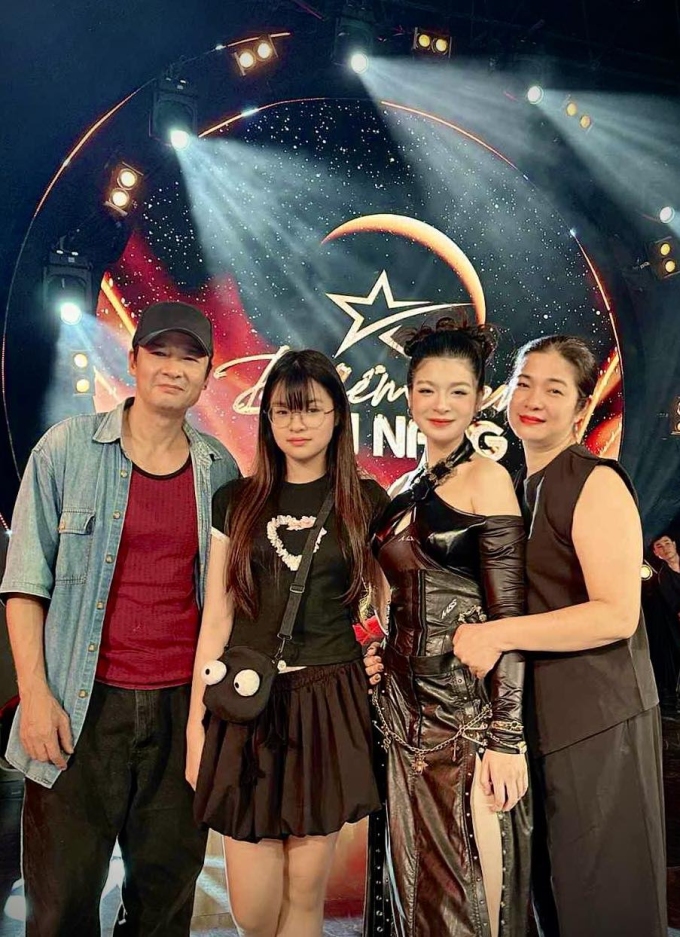 Hoài Anh (thứ hai từ phải qua) bên bố mẹ và em gái út.