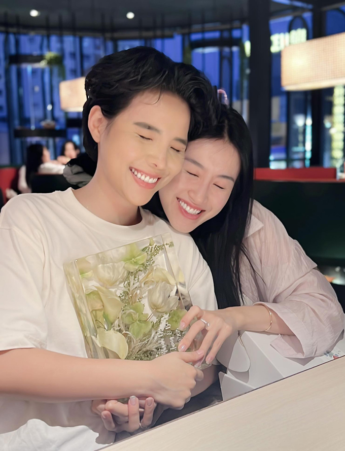 Vũ Cát Tường và vũ công Thu Trang (phải) tận hưởng hạnh phúc khi về chung nhà.
