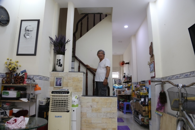 Ông Trị trong căn nhà 27 m2 sắp phải tháo dỡ do vi phạm xây dựng.