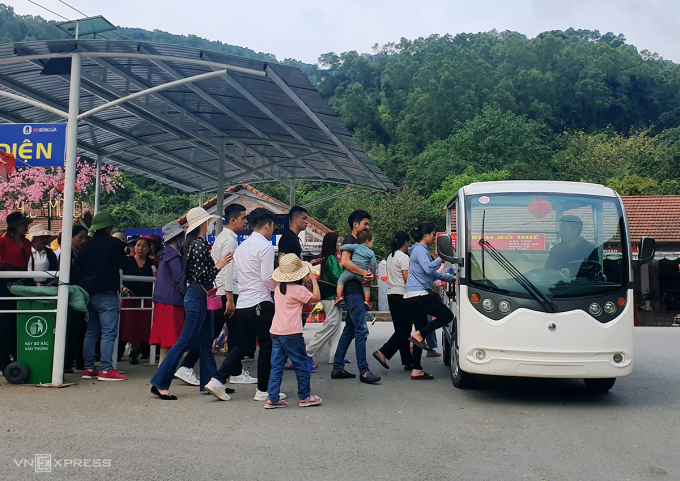 Xe điện tại chùa Hương Tích