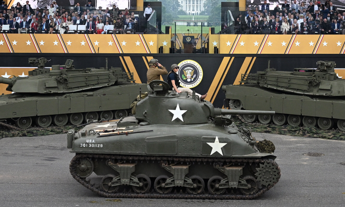 Xe tăng M4 Sherman tại lễ duyệt binh